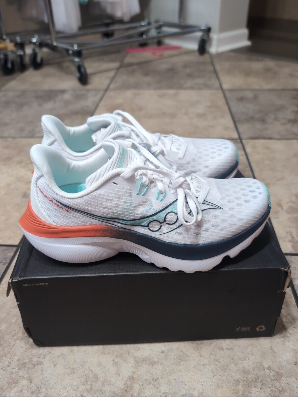 Saucony Kinvara 16 Women's Low Top Trainer Shoes White / Navy - Size 6.5